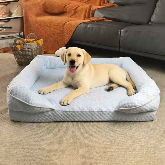 Helles gepolstertes Lumaloo Hundebett mit Labradorwelpen